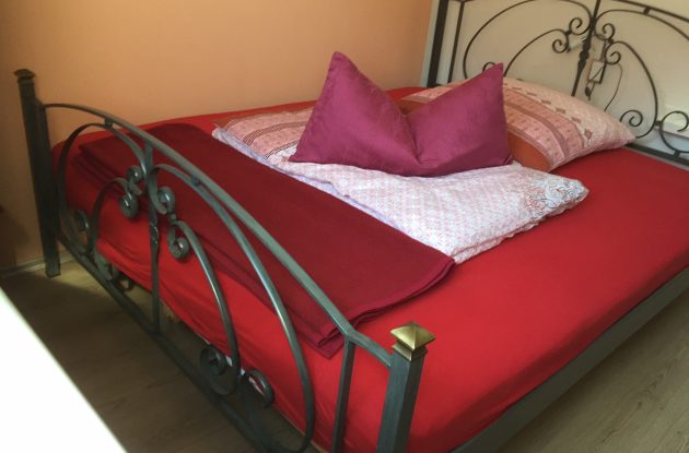 Rotes Zimmer Bett
