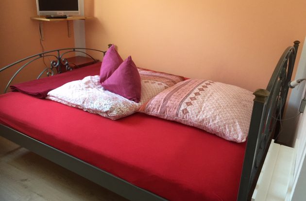 Rotes Zimmer Bett