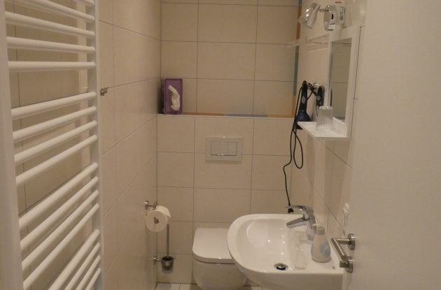 Duschbad Waschbecken WC